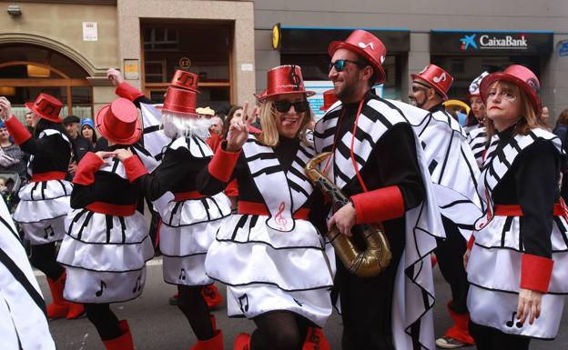 Cortes de tráfico, cambios en la ruta de buses y tranvía... Así afectan los desfiles de Carnaval