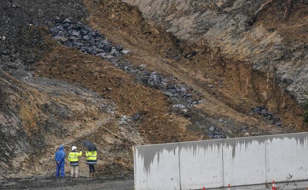 El vertedero admite que mantuvo la actividad pese a detectar grietas dos días antes del alud