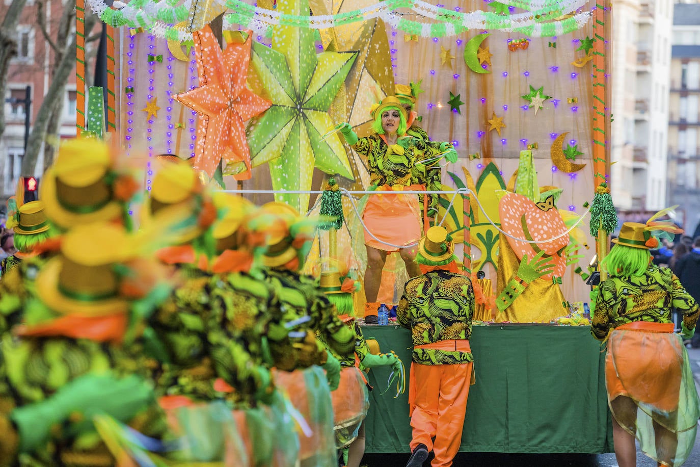 Vitoria sucumbe al hechizo carnavalesco