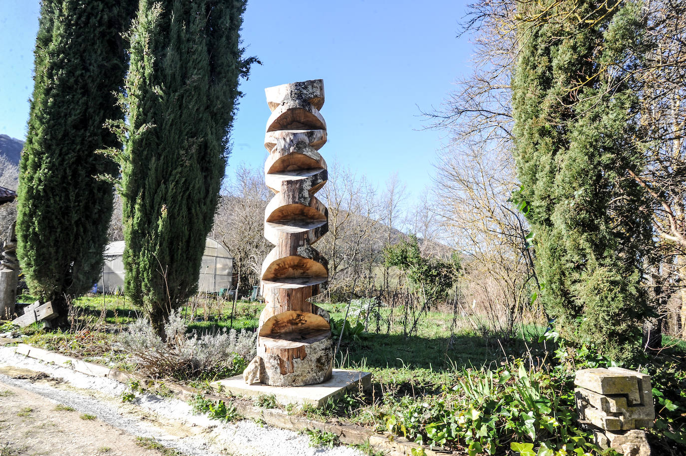 Paco San Miguel. La roca, sus manos, sus herramientas. La del pétreo escultor es una oda a la vida sencilla en uno de los márgenes más bellos de La Llanada Alavesa