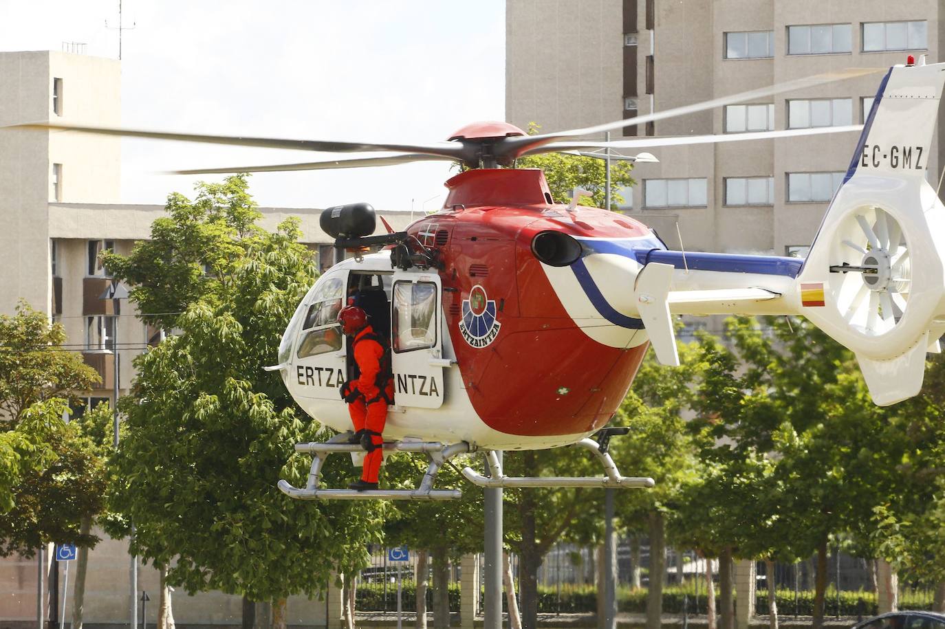 Rescatada en helicóptero una ciclista vitoriana tras una caída