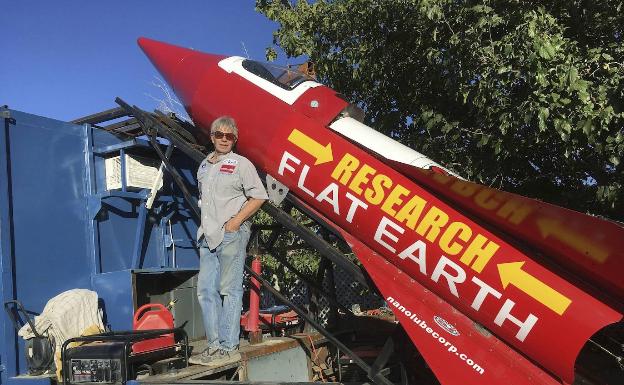 'Mad Mike' muere tras lanzarse en un cohete casero para demostrar que la Tierra es plana