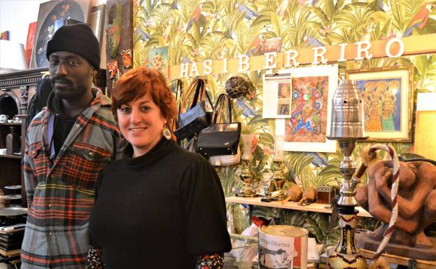 La tienda diferente de Bilbao en la que hasta los vecinos entran «a sentarse un rato»