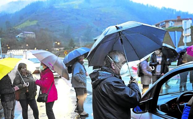 El hartazgo de los vecinos del vertedero: «Han pasado 21 días y todavía no sabemos lo que pasa con el agua y el aire»