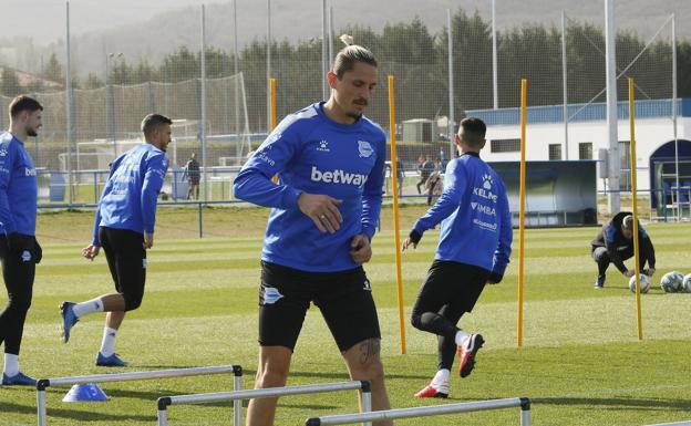 Fejsa y Edgar entran por Camarasa y Martín en el once del Alavés