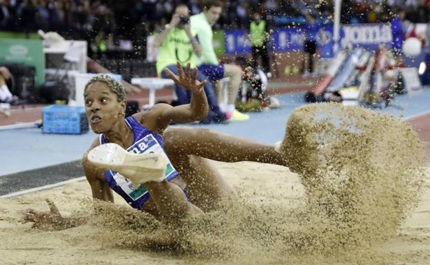 La atleta Yulimar Rojas bate el récord de triple salto