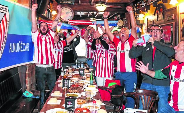 Corazones rojiblancos en Almuñécar