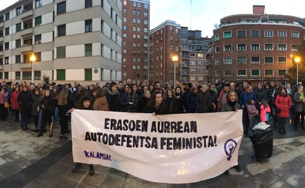 La protesta «más estruendosa» denuncia en Solokoetxe la agresión sexual a una menor de 13 años
