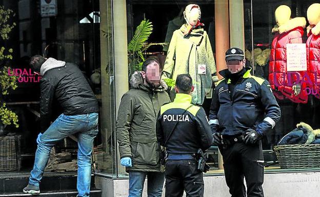 Rompen el cristal y acceden a la tienda de Udalaitz en Postas