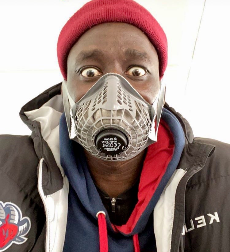 Jugadores del Baskonia se colocan mascarillas durante el vuelo a Alemania