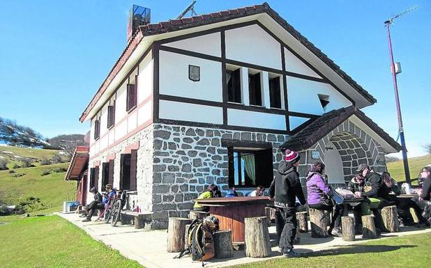 Desconocidos roban a plena luz del día la cámara web y dos focos del refugio del Gorbea