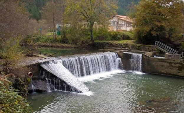 La depuradora de Munitibar acabará con los vertidos en la cuenca del Lea a partir de abril