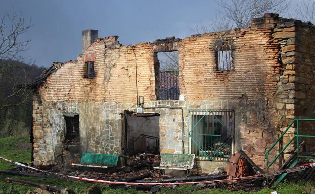 Un herido en el incendio que ha calcinado un caserío en Amurrio