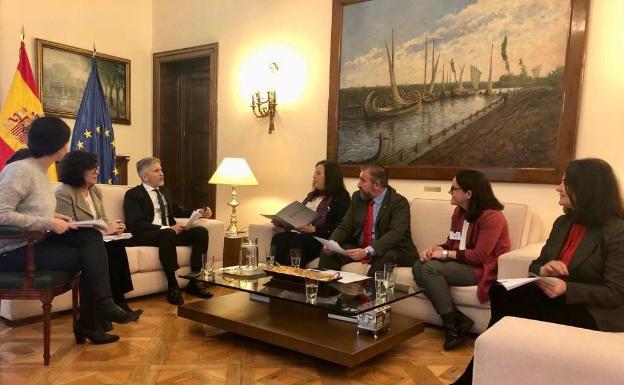 Marlaska asegura a las víctimas que no habrá acercamientos en bloque de presos de ETA