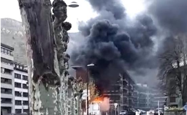 Muere una pareja vizcaína en el incendio de su churrería ambulante en Azkoitia