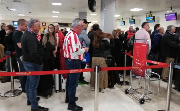 Aficionados rojiblancos, atrapados en Granada tras cancelarse su vuelo a Madrid