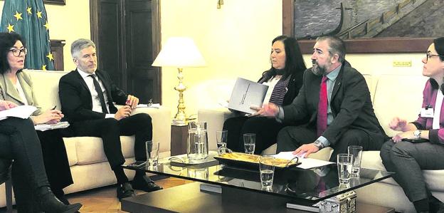 Marlaska asegura a las víctimas que no habrá un acercamiento en bloque de presos de ETA