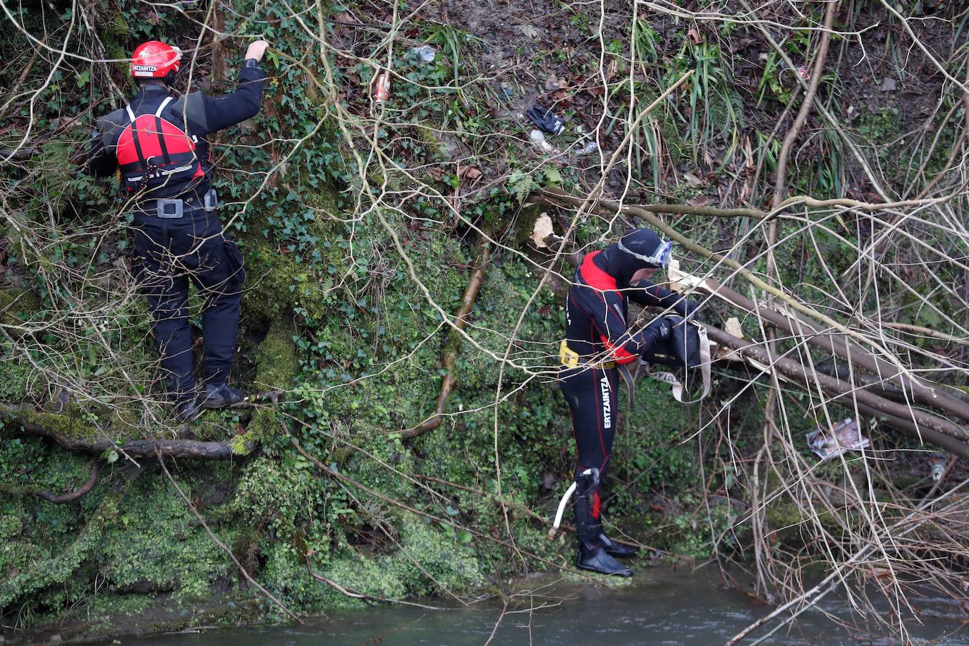 Aparecen tres cadáveres en el coche que se precipitó anoche al río Urumea en Hernani
