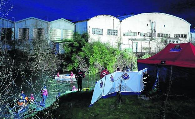 Tres personas de una misma cuadrilla mueren tras caer su monovolumen al río Urumea