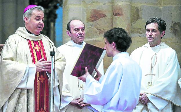 Monseñor Iceta entra en el consejo de ministros del Episcopado