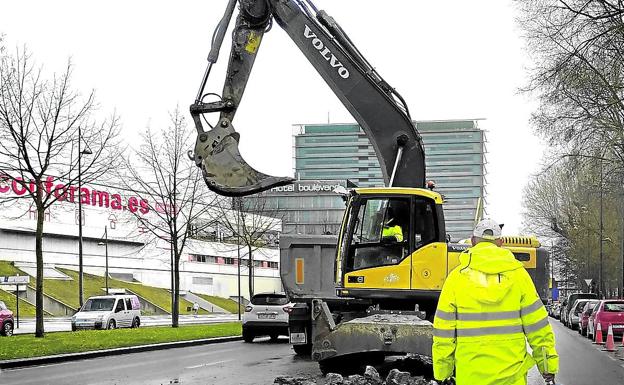 La obra del bus eléctrico obliga a reducir carriles de tráfico junto a El Boulevard