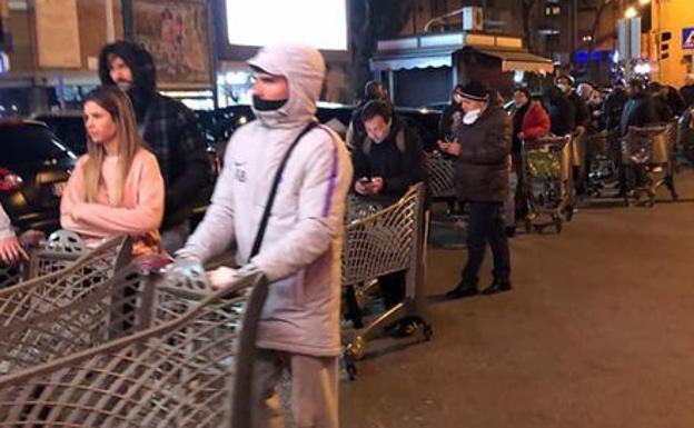 Llorente y Callejón, pillados haciendo cola de noche en un supermercado en Napoles