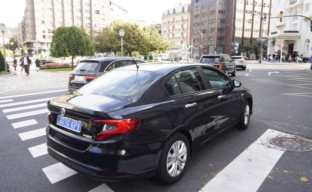 Los taxistas dicen que la Policía Municipal no multó a ningún 'uber' porque le falta formación