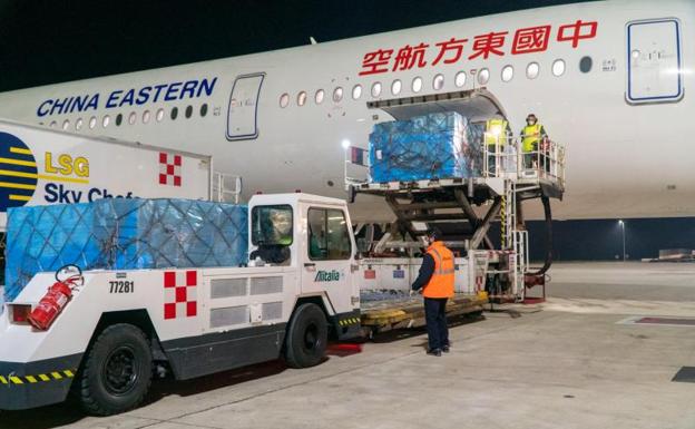 Llega a Italia el primer avión de ayuda china contra el coronavirus