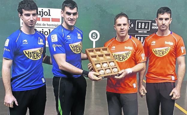 La pelota mano profesional se paraliza