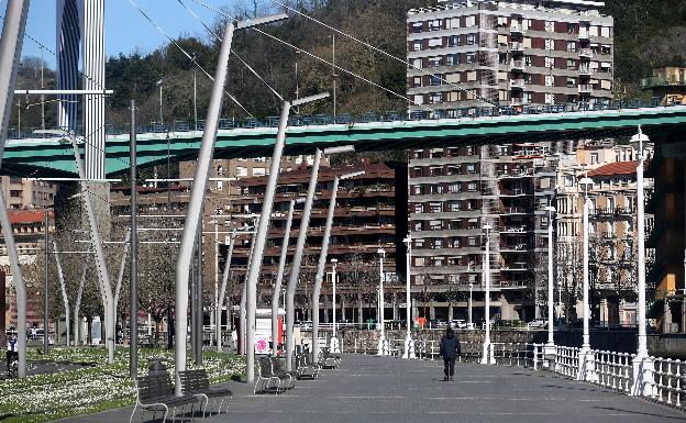 Bilbao se queda en silencio. Las calles están desiertas