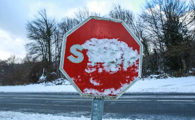 La nieve dificulta la conducción en varios puertos de Álava