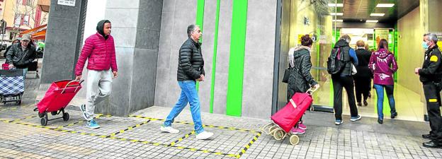 Aforo limitado, guantes de plástico y jabón desinfectante en los supermercados