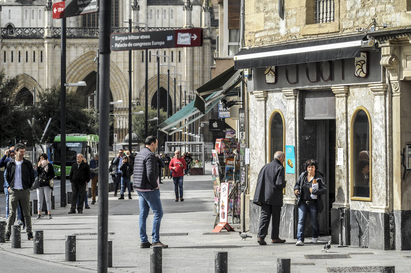 Vitoria vive un puente bajo control y las calles vacías