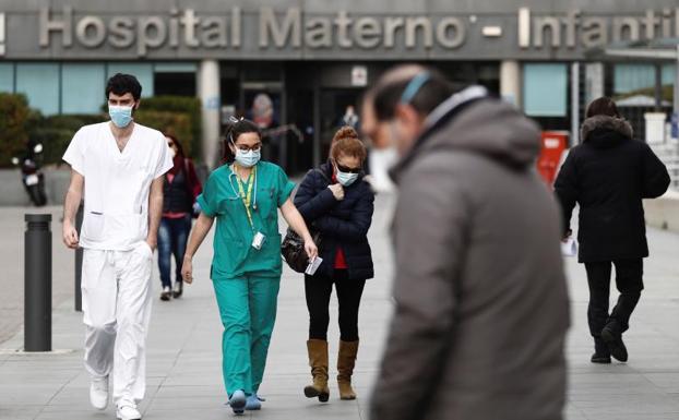 El Gobierno pide a los sanitarios reutilizar las mascarillas o usar caducadas ante la escasez