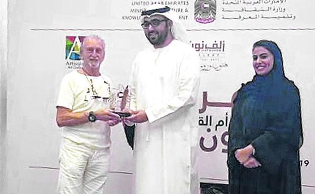 Pedro Moraza recibe un premio a su obra en Emiratos Árabes