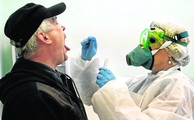 La OMS advierte que el virus no sólo mata a gente mayor, «también han muerto jóvenes»