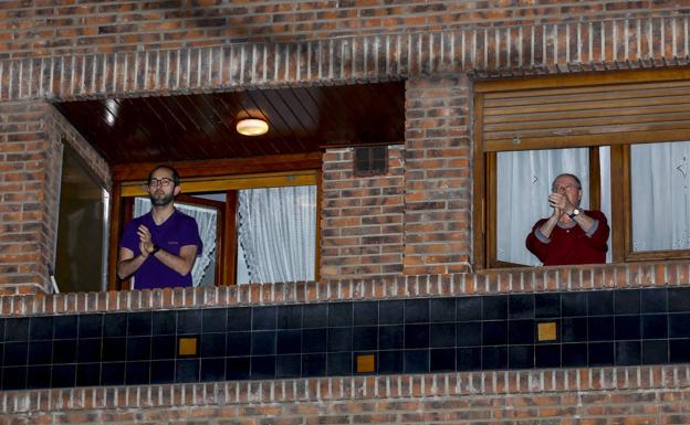 Música, luces e irrintzis se suman a los aplausos en Vitoria