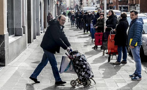 Las filas en los supermercados marcan la jornada de hoy