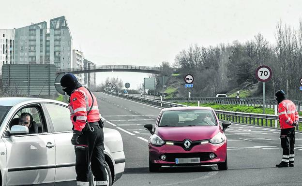 La Ertzaintza obliga a darse la vuelta a decenas de vitorianos que querían irse de puente festivo