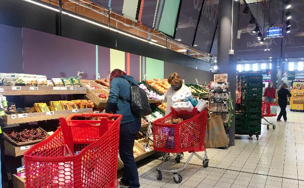 Civismo en la cola del hipermercado en un sábado de compras