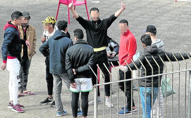 350 'sin techo' están confinados día y noche en cinco polideportivos de Bilbao y en albergues