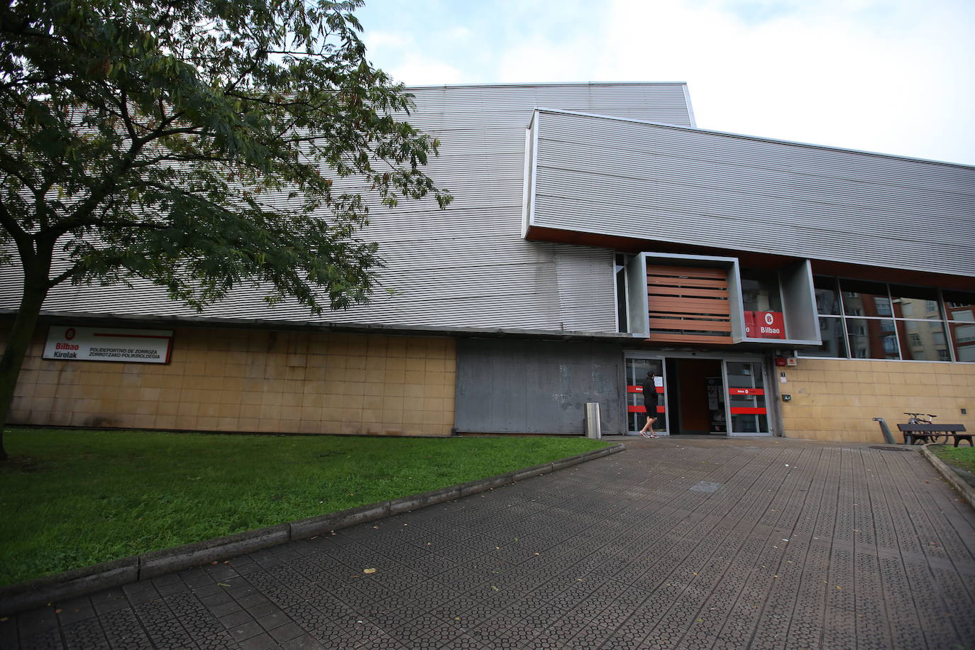 «Estamos expuestos a un riesgo irracional», protesta el personal de los polideportivos de Bilbao