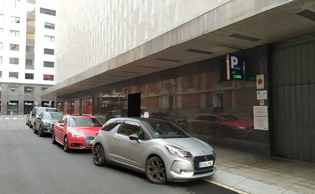 Ligeras colas a la puerta de El Corte Inglés