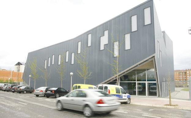 Vitoria habilita 50 plazas para personas sin hogar en el frontón de Lakua