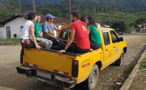 Regresan a casa tres jóvenes sanitarios bilbaínos que realizaban un voluntariado en Ecuador