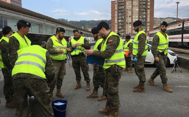 El Ejército empieza en Bilbao la desinfección de las estaciones de tren de las capitales vascas