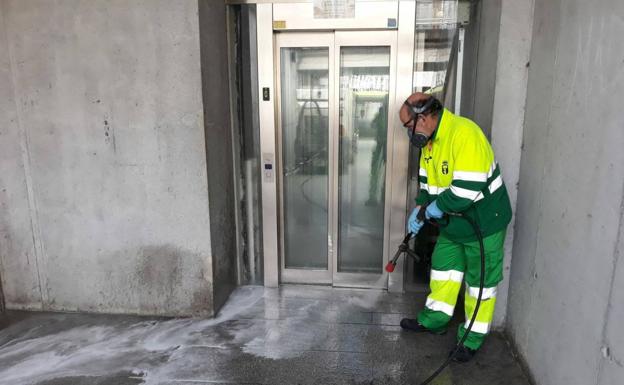 Llodio desinfecta calles y zonas comunes de todos los barrios a diario