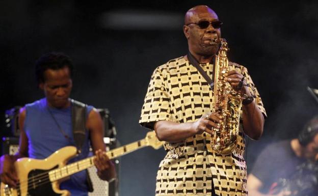 El músico camerunés Manu Dibango fallece por coronavirus