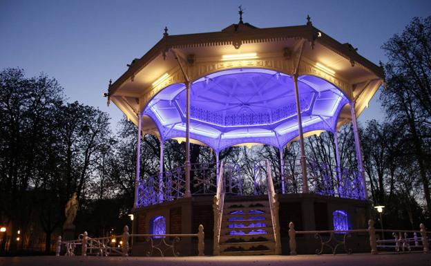 El azul ilumina rincones emblemáticos de Vitoria para reconocer la labor de los sanitarios en la crisis del Covid-19