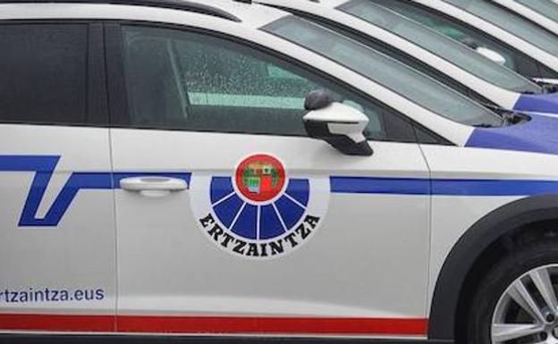 Dos heridos al volcar su camioneta en la N-637 en Larrabetzu